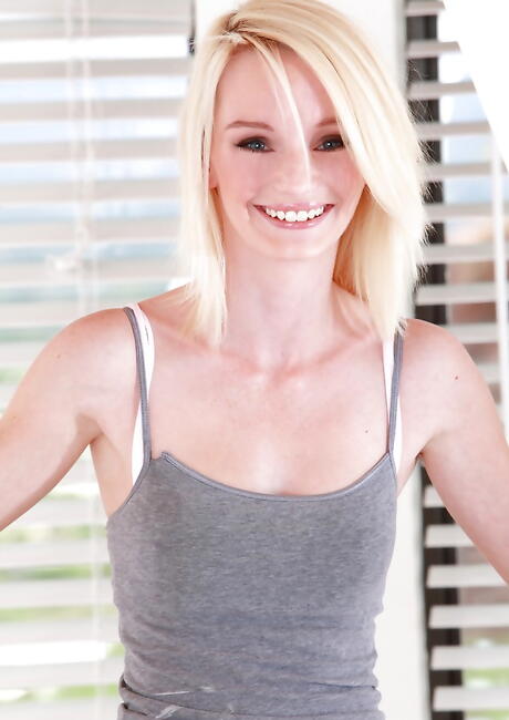 Excellent american blond teen Sammie Daniels in tight jeans shows her butt 