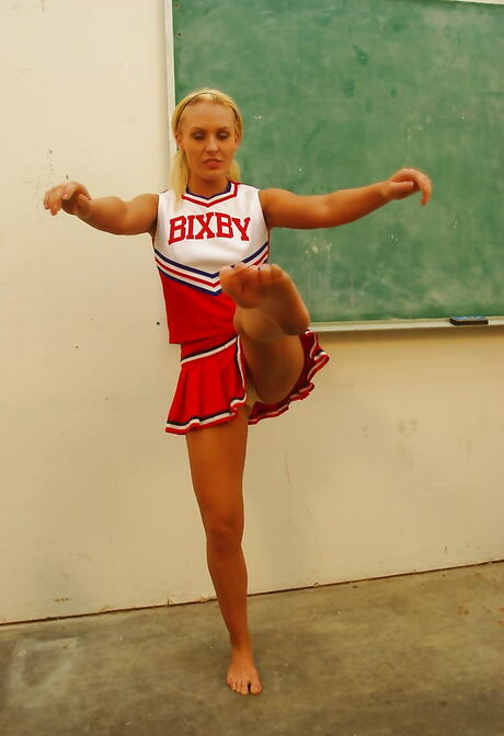 Hot hottie Jamey James bares her ass in sexy skirt and masturbates 