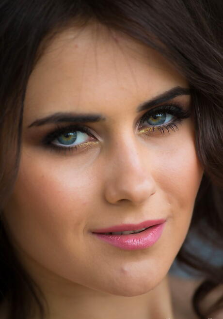 Svelte brunette teen Mona is foot fetishist 